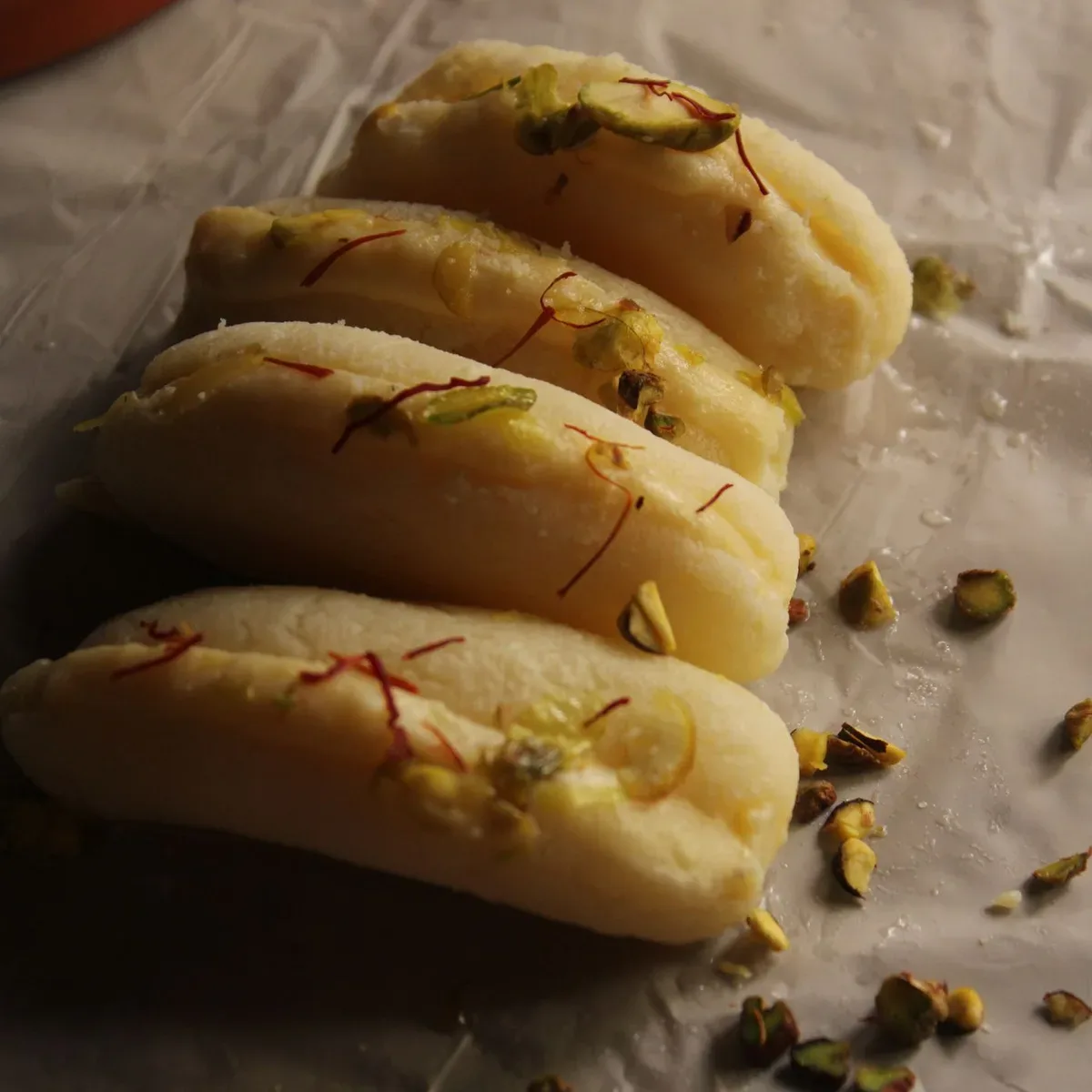 केसर और पिस्ता से सजी चमचम