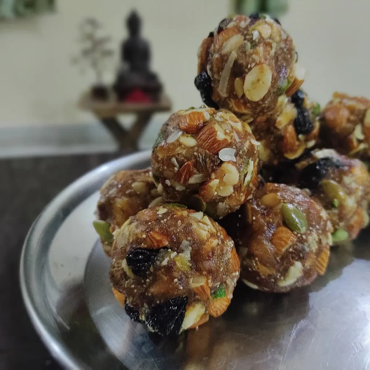 खजूर, बादाम, काजू और किशमिश से भरे ड्राई फ्रूट लड्डू
