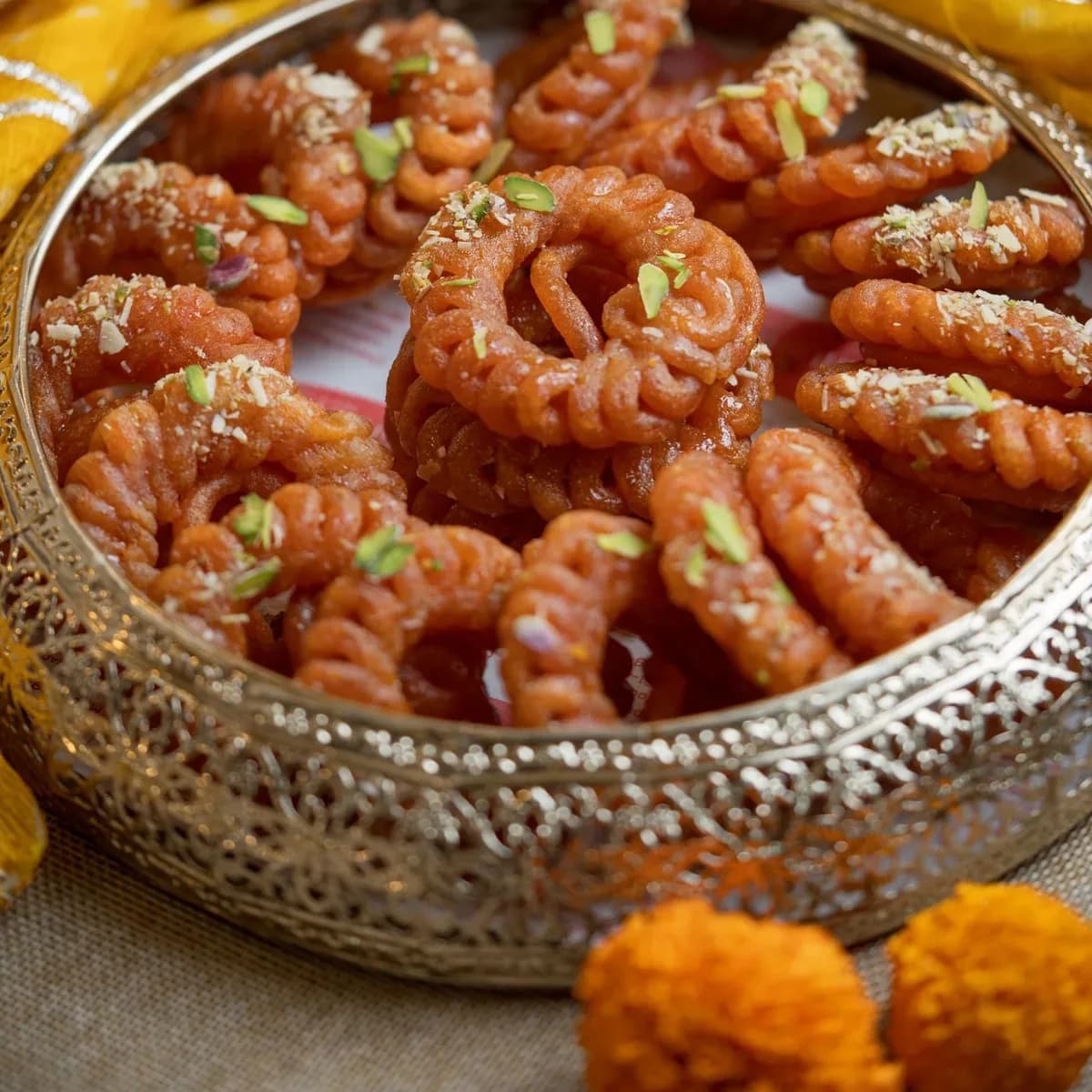 पीतल के कटोरे में भरी इमरती