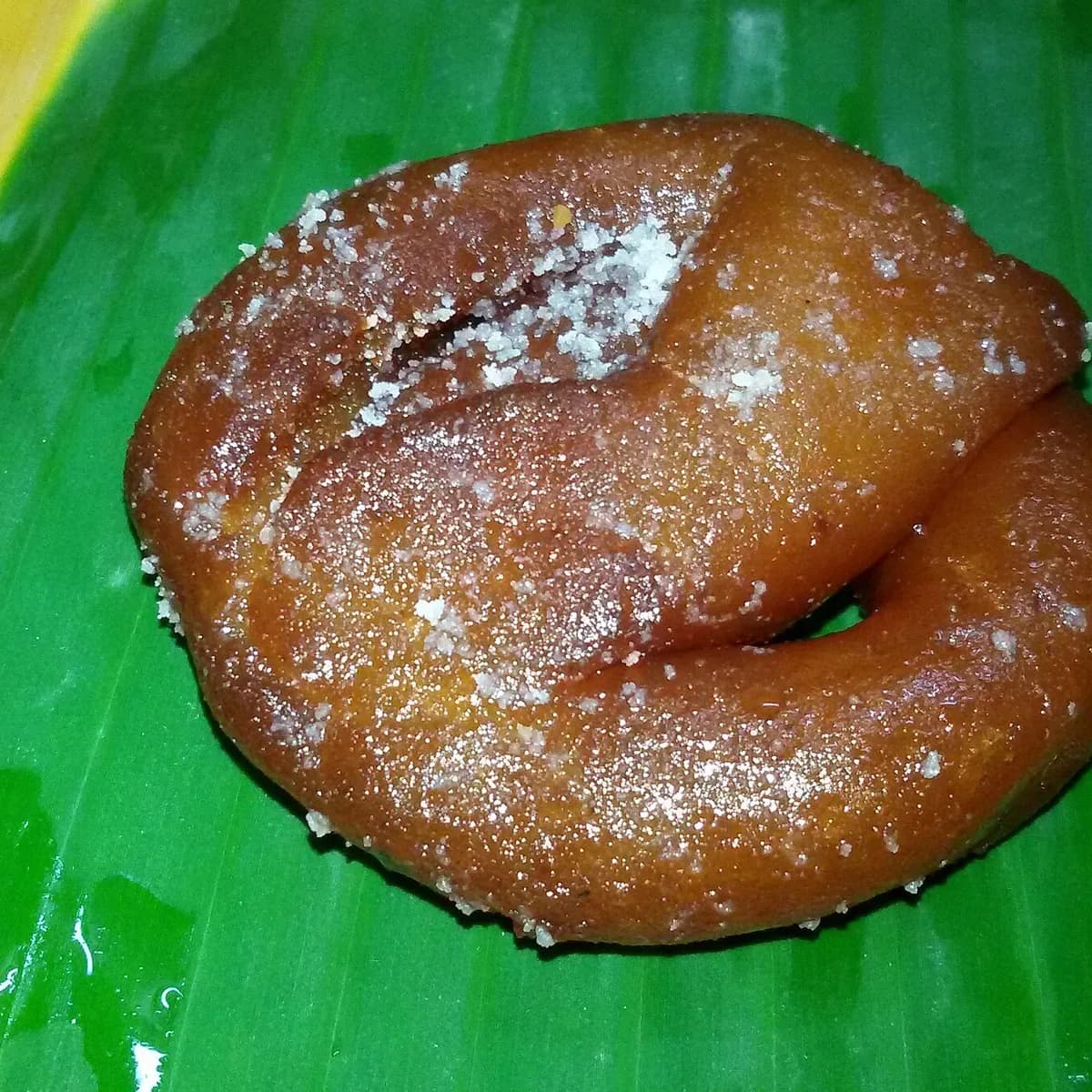 केले के पत्ते पर चमकदार गहरी पनीर जलेबी