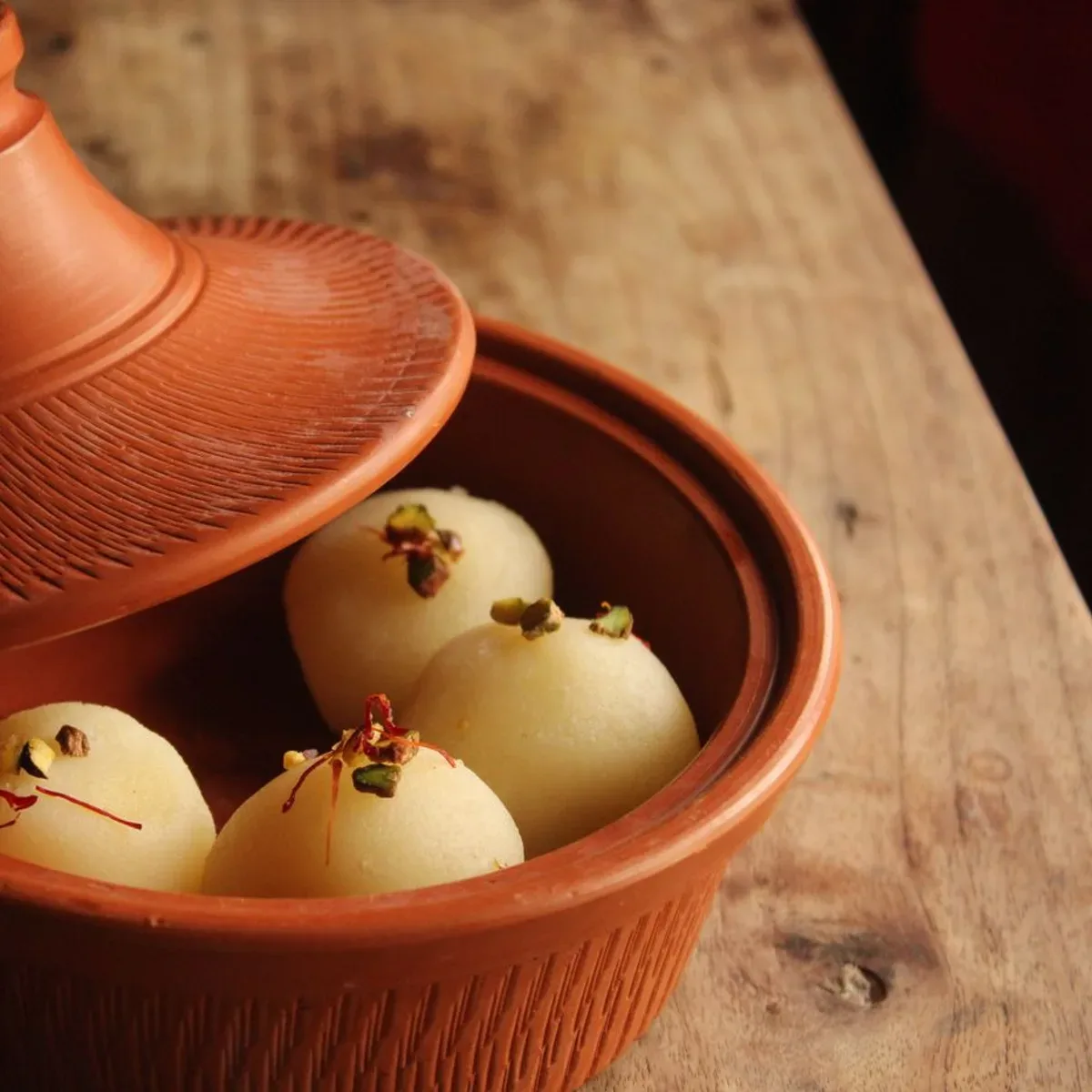 मिट्टी के बर्तन में केसरिया राजभोग