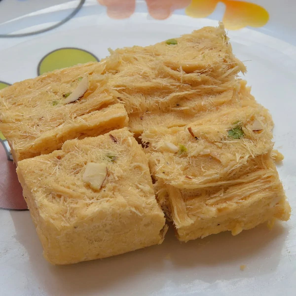 बादाम-पिस्ता वाली परतदार सोन पापड़ी